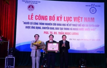 Giám đốc BV Nội tiết Trung ương được trao kỷ lục Việt Nam