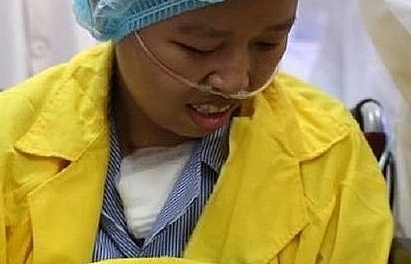 Sản phụ mắc ung thư vú vui mừng đón con xuất viện