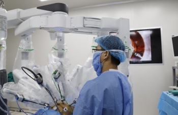 Phẫu thuật cho bệnh nhân ung thư bằng rô bốt hiện đại nhất thế giới
