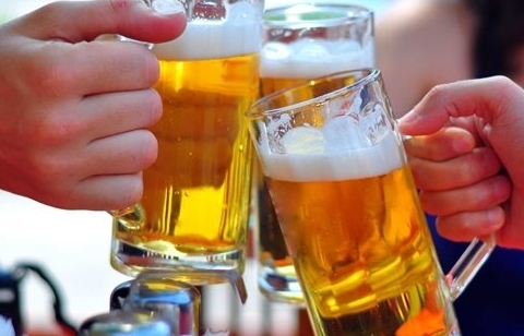 Ép buộc người khác uống rượu, bia có thể bị phạt lên tới 3 triệu đồng