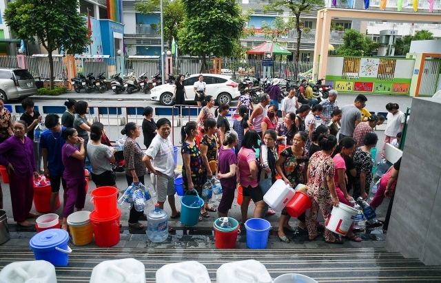 Hà Nội: Các nhà máy cấp nước trở lại nhưng khuyến cáo không dùng cho ăn uống