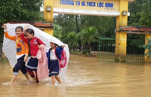 Kịch bản nào cho học sinh vùng lũ?