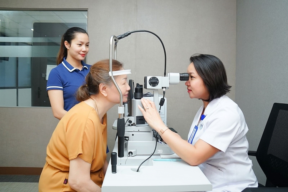 Thường xuyên tái khám để tránh mù loà do bệnh lý đáy mắt