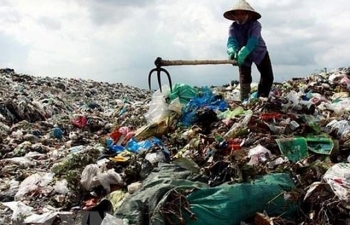 Người dân tiếp tục chặn xe vào bãi rác Nam Sơn: Hà Nội xử lý ra sao?