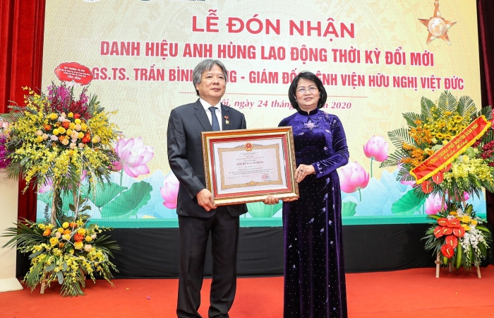 Giám đốc BV Hữu nghị Việt Đức nhận danh hiệu Anh hùng Lao động