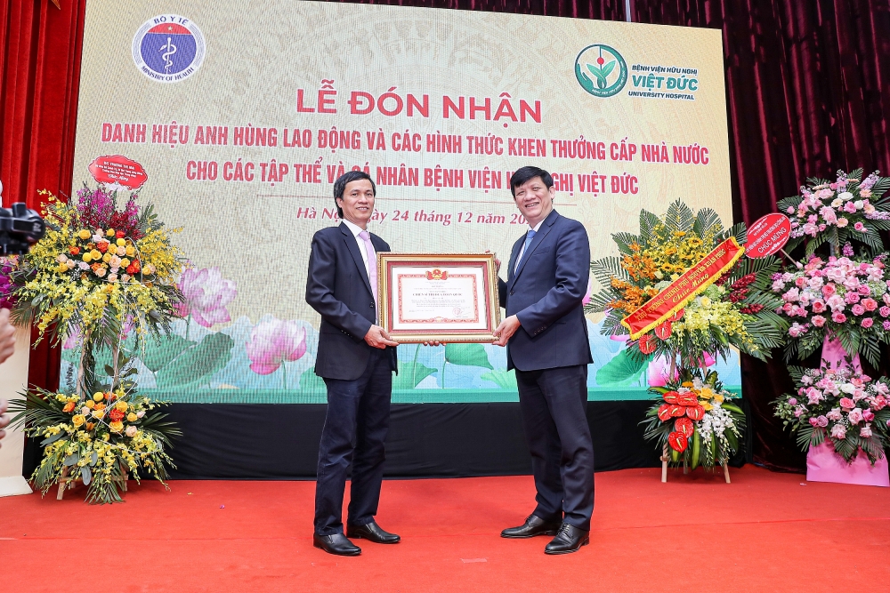 Giám đốc BV Hữu nghị Việt Đức nhận danh hiệu Anh hùng Lao động