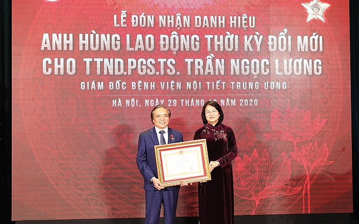 Giám đốc BV Nội tiết Trung ương nhận danh hiệu Anh hùng Lao động