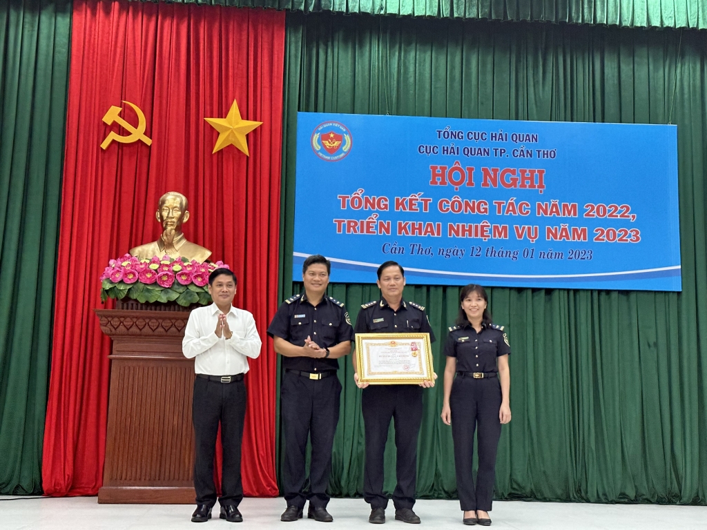 Ong Nguyễn Văn Hồng, Phó Chủ tịch UBND Thành phố Cần Thơ trao Huân chương Lao động hạng Ba cho Phòng Nghiệp vụ - Cục Hải quan Thành phố Cần Thơ 