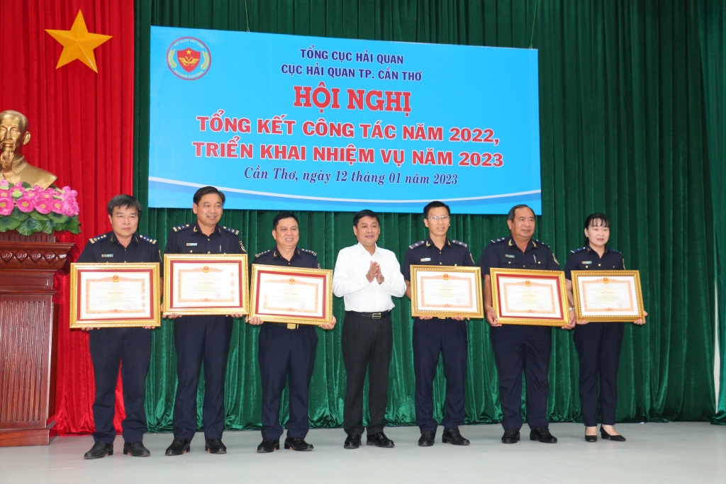 Ông Nguyễn Văn Hồng, Phó Chù tịch UBND Thành phố Cần Thơ trao Bằng khen của Thủ tướng Chính phủ cho các cá nhân và tập thể của Cục Hải quan Thành phố Cần Thơ