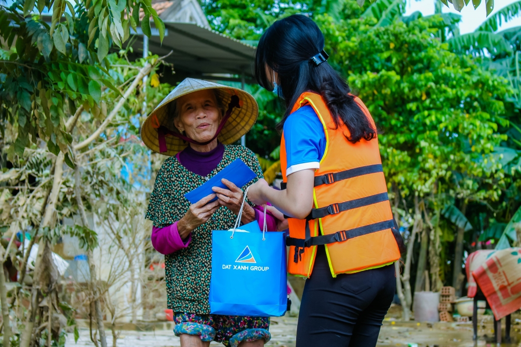 Đoàn công tác của Đất Xanh trao quà cho người dân vùng lũ tại Quảng Bình.