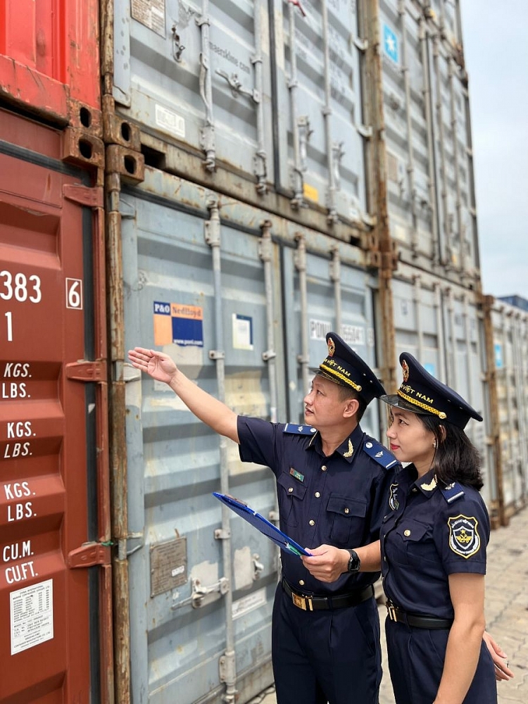 Công chức Hải quan thành phố Cần Thơ giám sát hàng hóa tại cảng. Ảnh: Văn Hiền