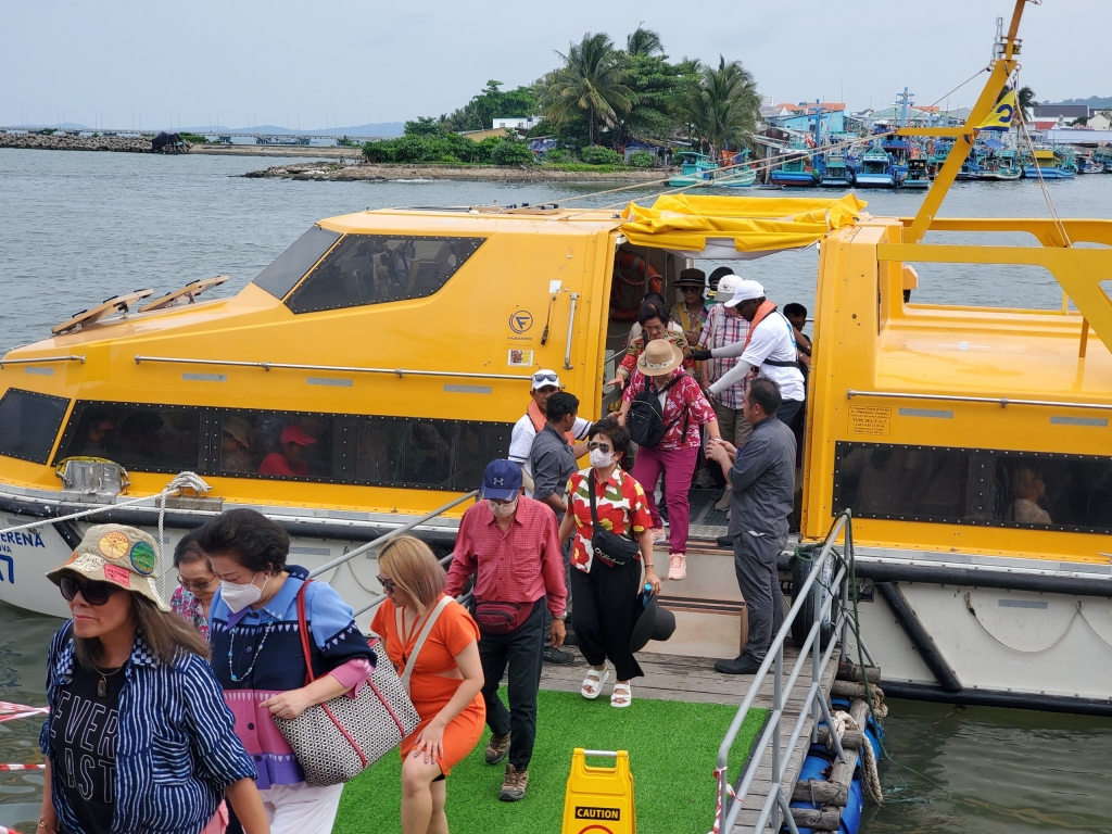 Du khách qua tàu nhỏ để lên bờ tham quan Phú Quốc