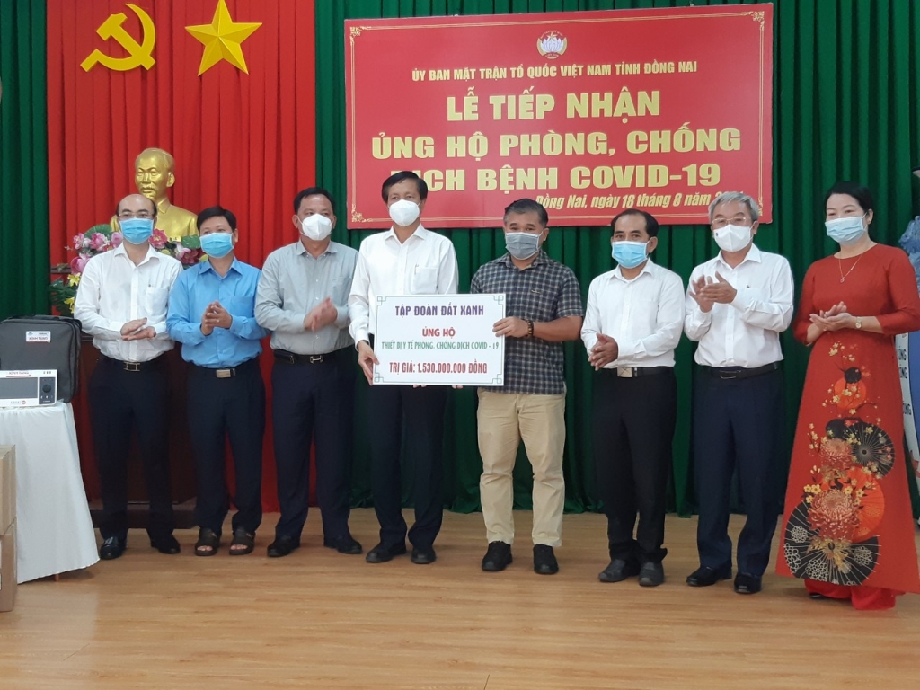 Ông Nguyễn Văn Bình, Phó Giám Đốc Sở Y tế tỉnh Đồng Nai đã nhận trao tặng 2 máy chụp X-quang di động từ đại diện Tập đoàn Đất Xanh.