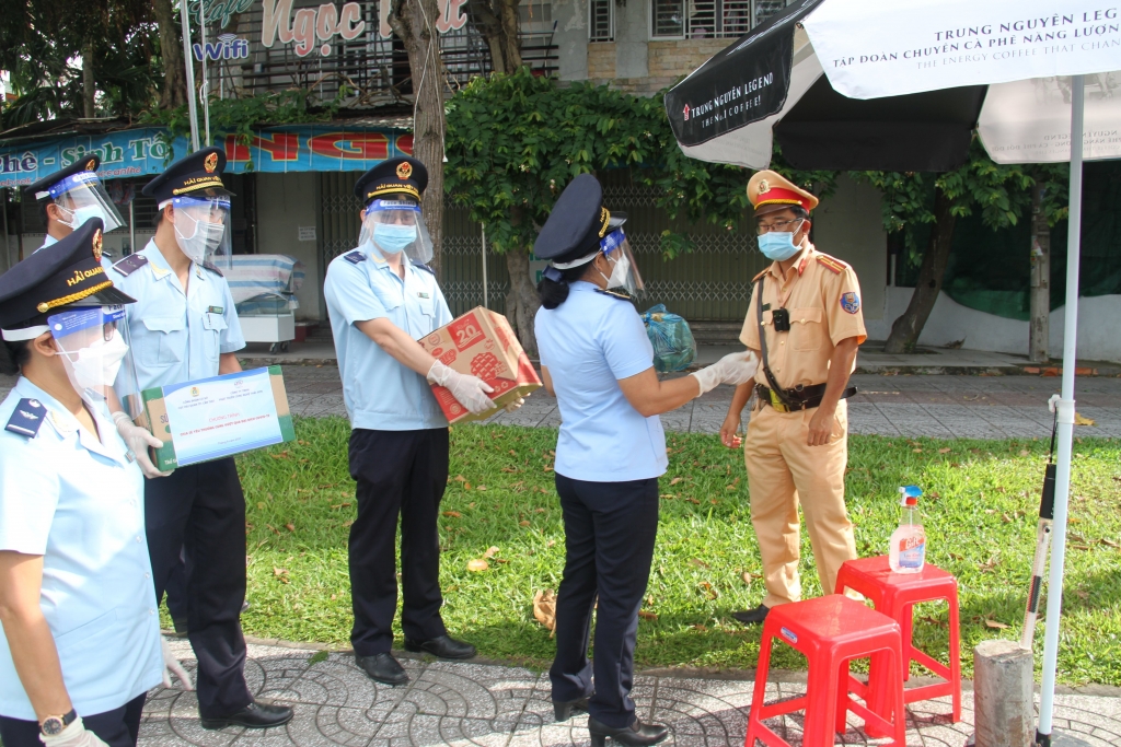 Đại diện CBCC Cục Hải quan TP. Cần Thơ thăm hỏi và trao quà cho một chốt kiểm soát phòng chống dịch Đại diện CBCC Cục Hải quan TP. Cần Thơ thăm hỏi và trao quà cho một chốt kiểm soát phòng chống dịch