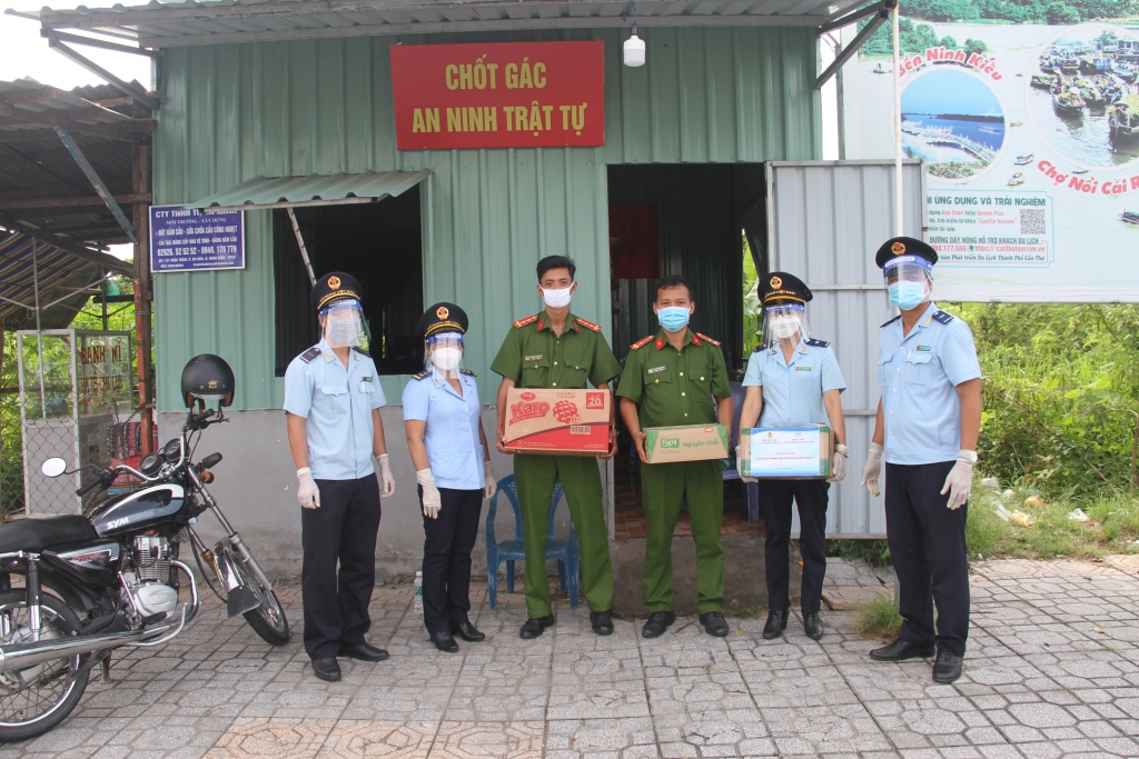 Đại diện CBCC Cục Hải quan TP. Cần Thơ thăm hỏi và trao quà cho một chốt kiểm soát phòng chống dịch khác Đại diện CBCC Cục Hải quan TP. Cần Thơ thăm hỏi và trao quà cho một chốt kiểm soát phòng chống dịch khác
