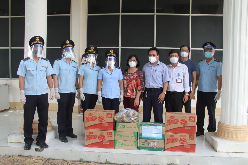 Đại diện CBCC Cục Hải quan TP. Cần Thơ thăm hỏi và trao quà tại bệnh viện đã chiến số 2 Đại diện CBCC Cục Hải quan TP. Cần Thơ thăm hỏi và trao quà tại bệnh viện đã chiến số 2