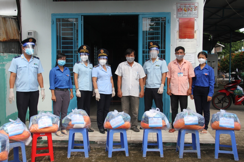 Đại diện CBCC Cục Hải quan TP. Cần Thơ trao quà cho bà con có hoàn cảnh khó khăn Đại diện CBCC Cục Hải quan TP. Cần Thơ trao quà cho bà con có hoàn cảnh khó khăn