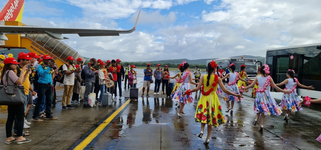 Chương trình múa hát chào đón du khách trên chuyến bay đầu tiên đến từ Ấn Độ