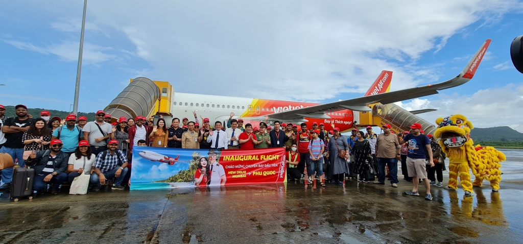 Đoàn khách chụp hình lưu niệm cùng cơ quan chức năng tại sân bay quốc tế Phú Quốc