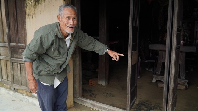 Cụ Trần Tình (94 tuổi, người Hương Phong, sống một mình) diễn tả lại mức nước dâng lên cao ngập vào nhà trong đợt lũ lụt vừa qua tại TT-Huế.