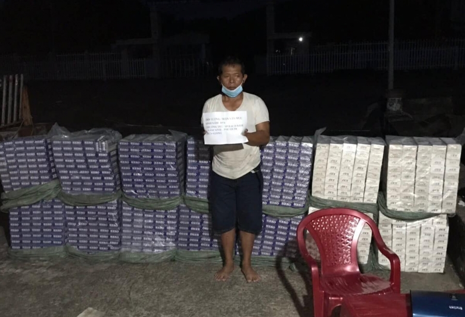 Bắt giữ 7.000 gói thuốc lá lậu trên vùng biển Phú Quốc