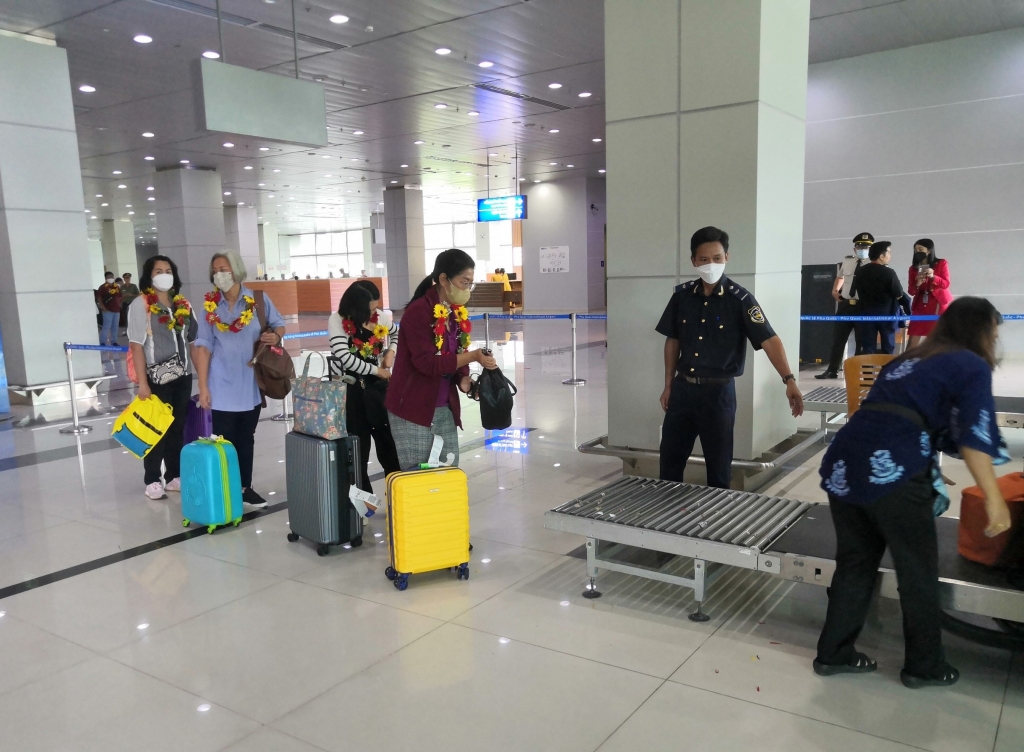 Công chức Chi cục Hải quan Phú Quốc hướng dẫn du khách soi chiếu hành lý