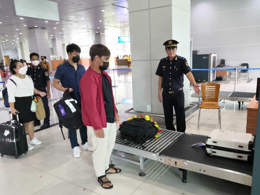 Chi cục Hải quan Phú Quốc hỗ trợ du khách soi chiếu hành lý nhập cảnh