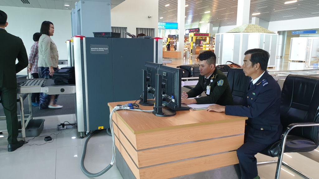 Chi cục Hải quan Phú Quốc phối hợp cùng các lực lượng làm thủ tục cho hành khách tại sân bay quốc tế Phú Quốc thời điểm trước dịch