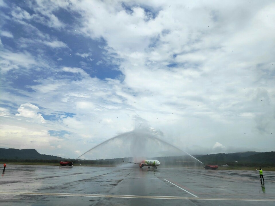 Nghi thức chào đón chuyến bay tại bãi đỗ sân bay quốc tế Phú Quốc khi chuyến bay vừa hạ cánh