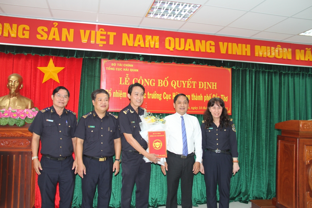 Lãnh đạo UBND Thành phố Cần Thơ, Vụ TCCB và Cục Hải quan Thành phố Cần Thơ chúc mừng đồng chí Đinh Vũ Phong