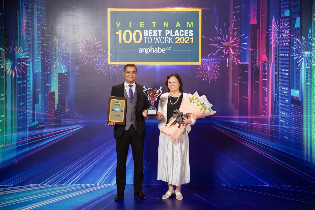Ông Binu Jacob, Tổng giám đốc và bà Trương Bích Đào, Giám đốc Nhân sự Công ty Nestlé Việt Nam nhận bằng khen và cúp.