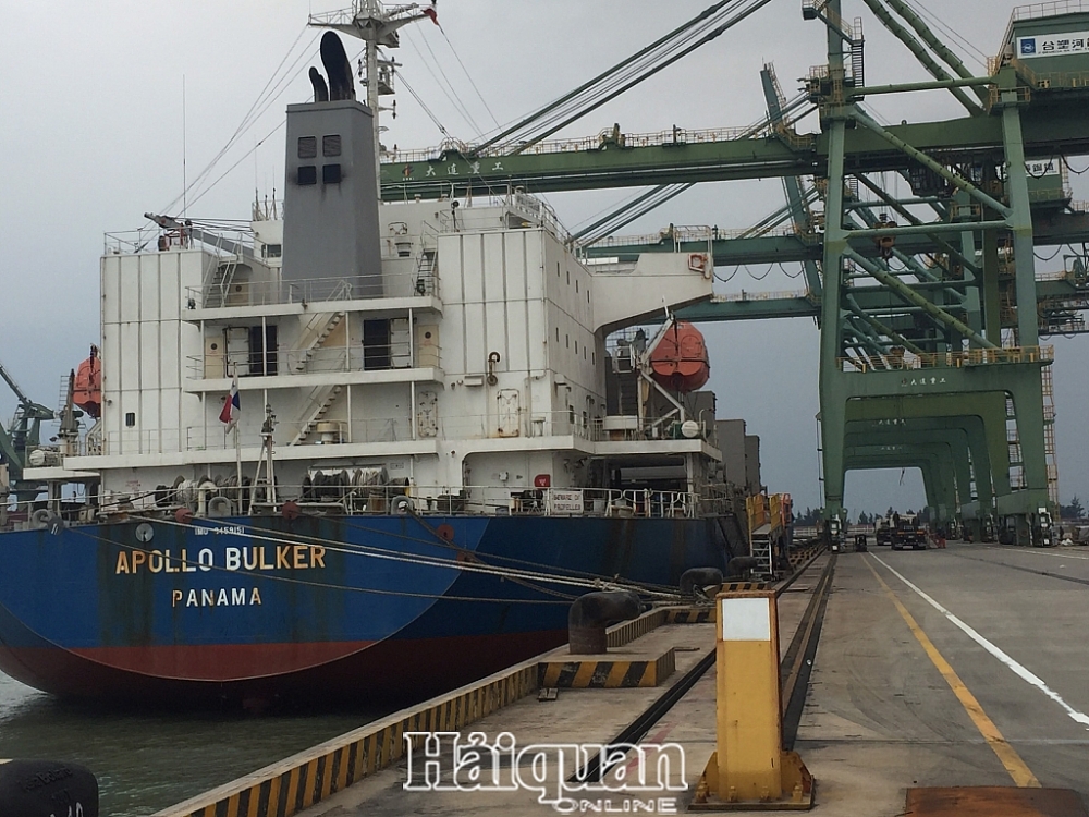 Tàu hàng bốc xếp dỡ hàng hóa tại cảng Sơn Dương ngày đầu năm mới. Ảnh: P. Trâm