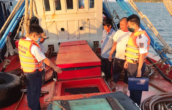 Cảnh sát biển tạm giữ tàu chở 140.000 lít dầu DO không rõ nguồn gốc