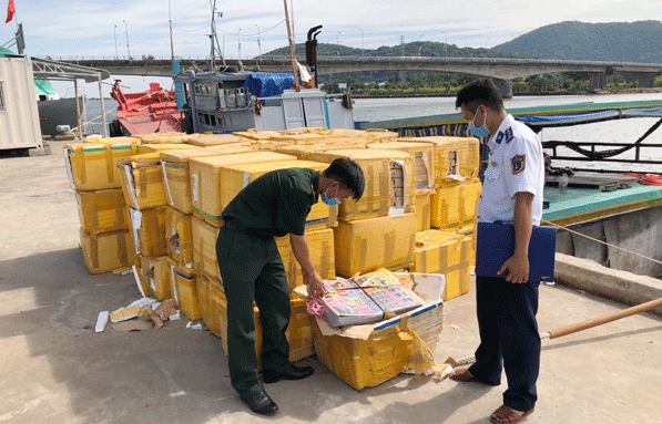 Cảnh sát biển tạm giữ tàu chở khoảng 7 tấn thuỷ sản có dấu hiệu vi phạm