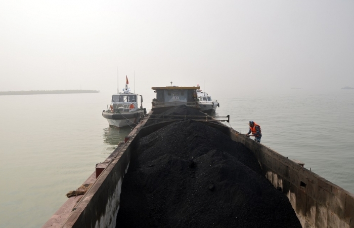 Cảnh sát biển tạm giữ tàu chở 500 tấn than không rõ nguồn gốc