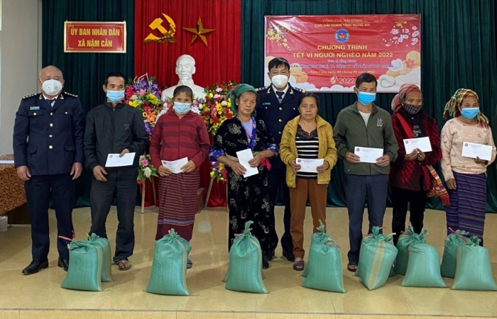 Hải quan Nghệ An mang Tết ấm cho người nghèo huyện Kỳ Sơn