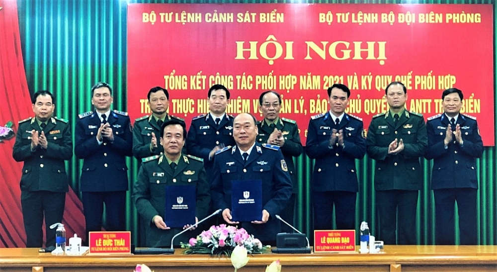 Trung tướng Lê Đức Thái, Ủy viên Trung ương Đảng, Tư lệnh Bộ đội biên phòng và Thiếu tướng Lê Quang Đạo, Tư lệnh Cảnh sát biển Việt Nam ký kết quy chế phối hợp giữa hai lực lượng.