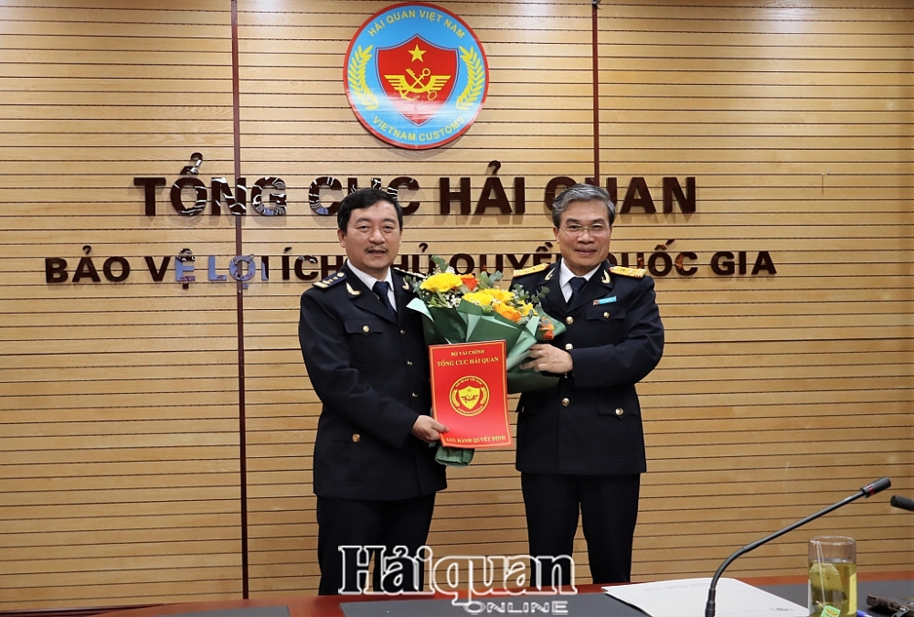 Thừa ủy quyền, Phó Tổng cục trưởng Nguyễn Dương Thái trao quyết định giữ chức Cục trưởng Cục CNTT và TK hải quan cho ông Lê Đức Thành. Ảnh: H.Nụ Thừa ủy quyền, Phó Tổng cục trưởng Nguyễn Dương Thái trao quyết định giữ chức Cục trưởng Cục CNTT và TK hải quan cho ông Lê Đức Thành. Ảnh: H.Nụ
