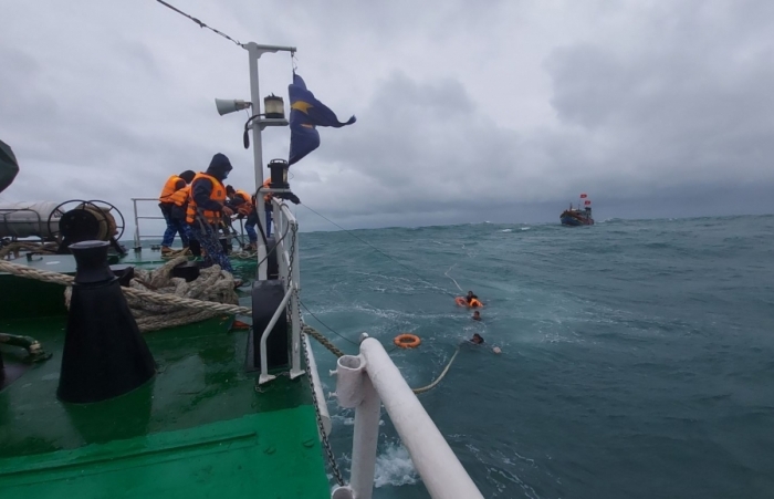 Cảnh sát biển cứu thành công 9 thuyền viên tàu cá gặp nạn trên biển