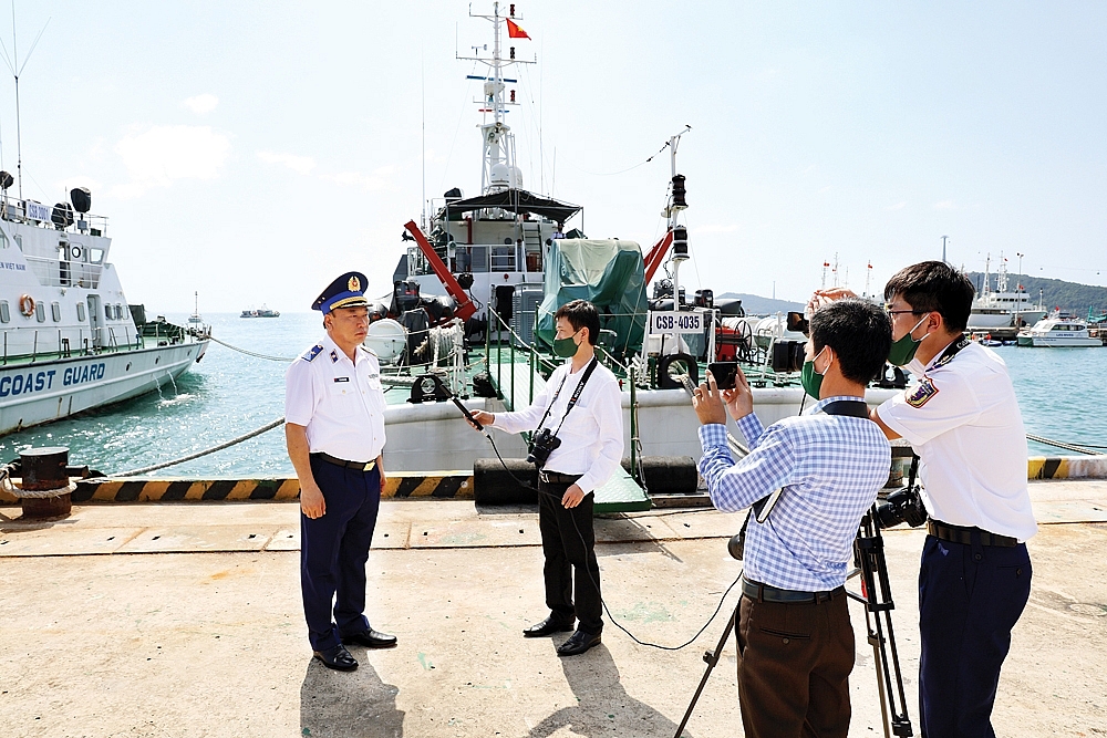 Phóng viên các cơ quan báo chí tác nghiệp đưa tin về hoạt động của Lực lượng Cảnh sát biển. Ảnh: Liên Nhi
