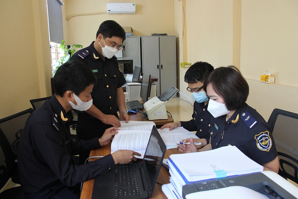 Tăng cường chống thất thu qua công tác kiểm tra, giám sát việc thực hiện thủ tục hải quan, quản lý thuế, kiểm tra sau thông quan, thanh tra chuyên ngành, kiểm tra nội bộ. Trong ảnh: Công chức Chi cục Kiểm tra sau thông quan (Cục Hải quan Hà Nam Ninh) rà s