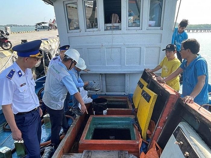 Lực lượng Cảnh sát biển kiểm tra số dầu trên tàu vi phạm.