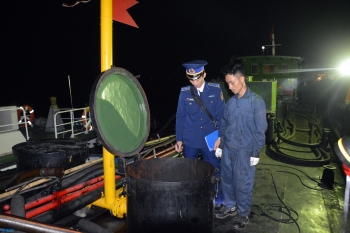 Cảnh sát biển tạm giữ tàu chở dầu vi phạm