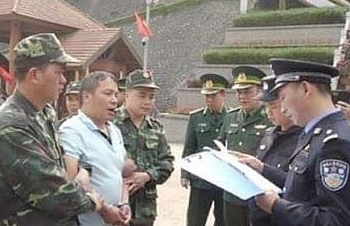 Biên phòng Lạng Sơn trao trả nghi phạm trốn truy nã cho Trung Quốc