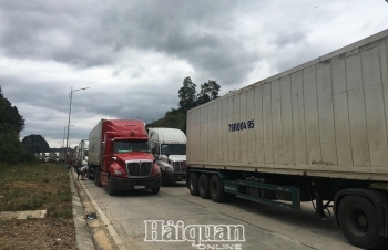 Khoảng 900 xe hàng tồn đọng tại khu vực cửa khẩu Tân Thanh