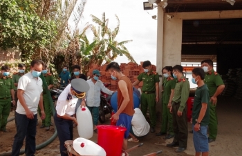 Cảnh sát biển hỗ trợ nước ngọt và tặng khẩu trang phòng dịch cho nhân dân