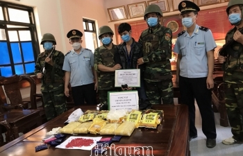Hải quan Hà Tĩnh phối hợp bắt 5 kg ma túy đá và 30.000 viên hồng phiến 