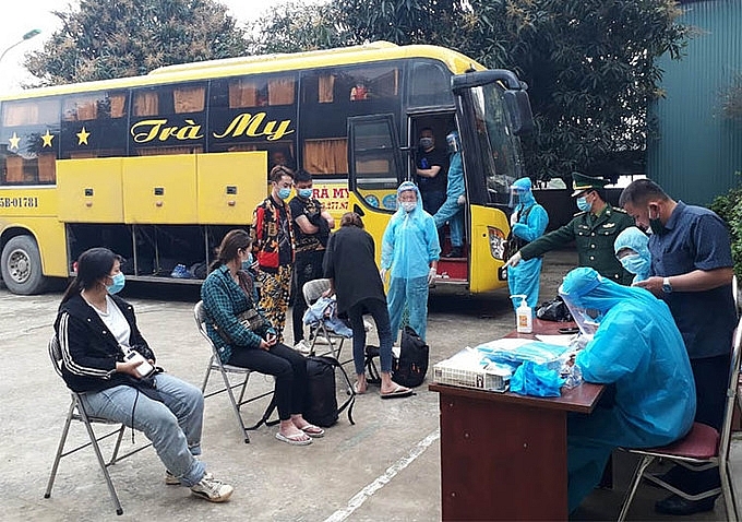 Nghệ An: Phát hiện xe chở 53 người Trung Quốc nhập cảnh trái phép