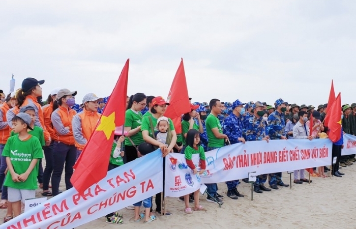 Cảnh sát biển tham gia chiến dịch “Nhặt rác làm sạch biển” tại Nghệ An