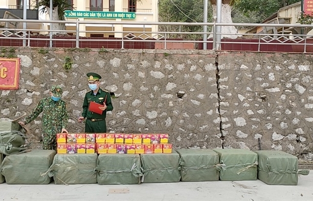 Biên phòng Lạng Sơn thu giữ 400 kg pháo nổ